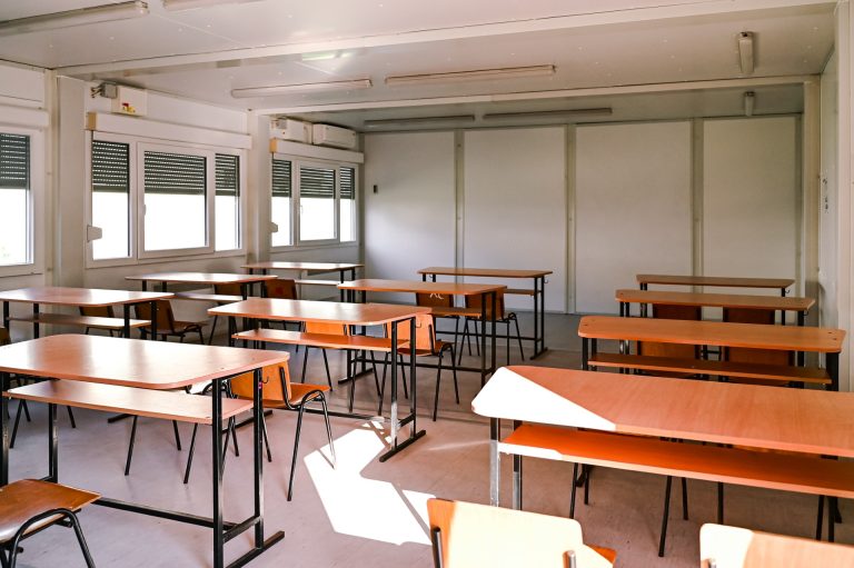 Elevii Școlii Gimnaziale „I. L. Caragiale” vor începe cursurile noului an școlar pe Stadion și în containere