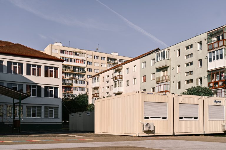 FOTO: 16 containere modulare au fost amplasate în curțile a 6 școli din Sibiu