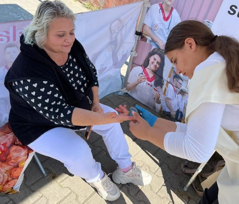 FOTO: „Cortul Auxila” a ajuns la final. Mii de persoane și-au măsurat gratuit tensiunea arterială, pulsul sau greutatea corporală