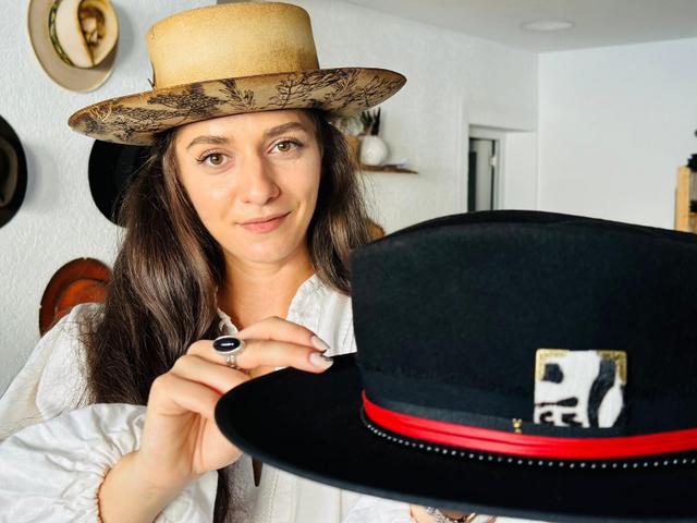 Produs în Sibiu. Magia pălăriilor unicat create în Cisnădie, la The Hat Venture