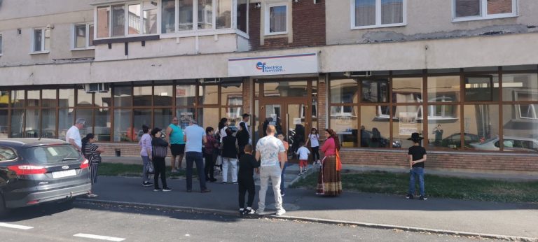 EDITORIAL. Electrica Fur(T)nizare, hai pa!