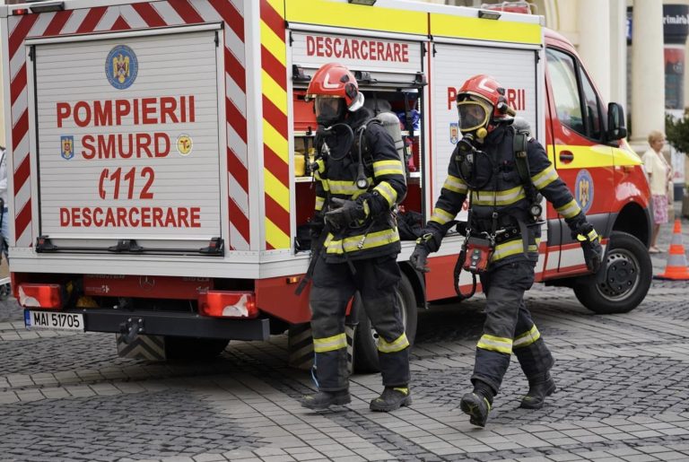 ULTIMA ORĂ: Un apartament a luat foc. Zeci de oameni au ieșit din bloc