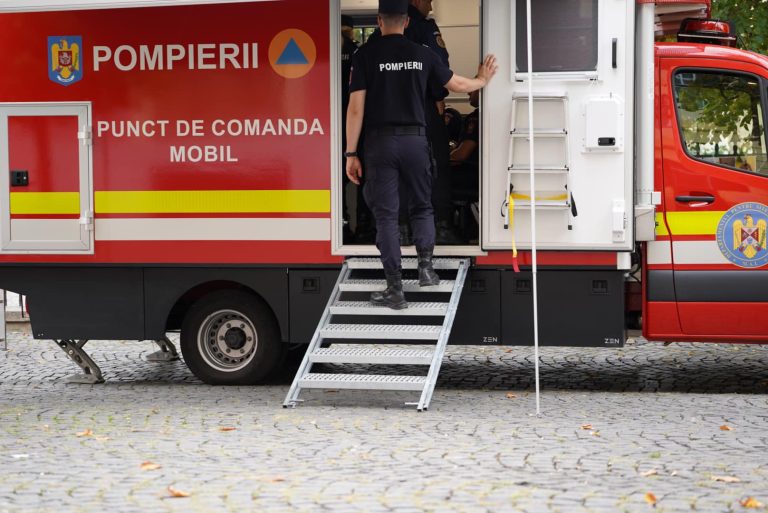 Mașini de pompieri și echipaje în Piața Mare. Explicațiile ISU Sibiu