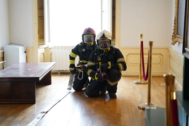 FOTO: „Incendiu” într-o încăpere a Muzeului Brukenthal, scenariul unui exercițiu ISU Sibiu