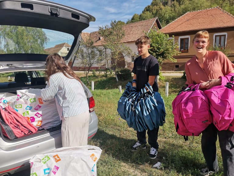 FOTO/VIDEO: 66 de ghiozdane pentru copiii din Alma Vii și Nemșa. „De la Interact Mediaș pentru voi, din inimă”