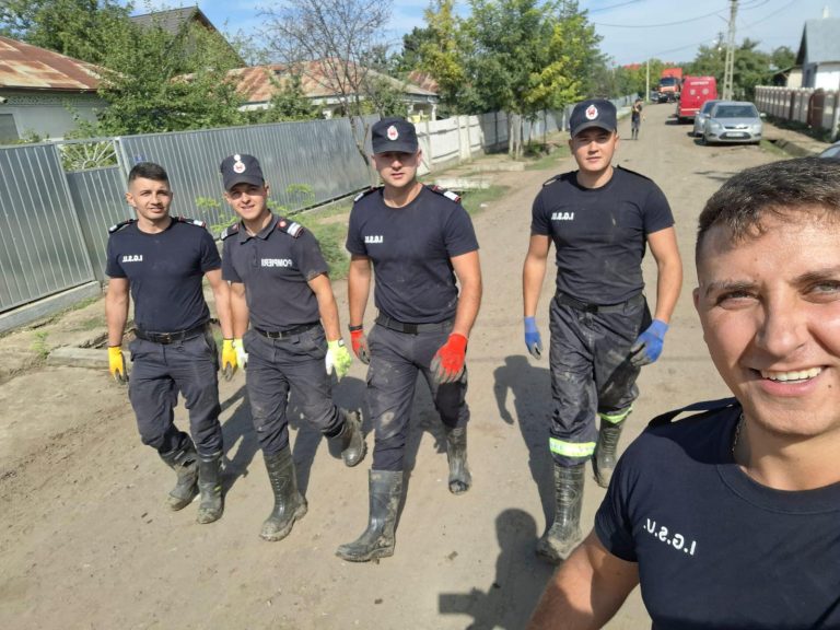 FOTO: Salvatorii sibieni, în sprijinul sinistraților din județul Galați. Imagini din localitatea Costache Negri