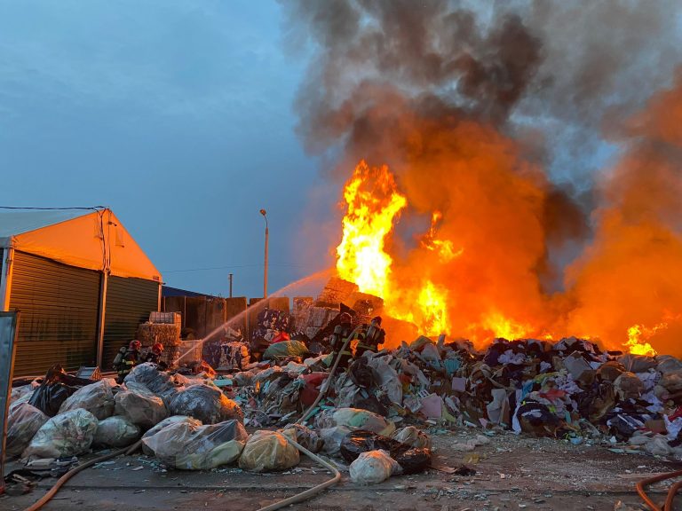 UPDATE/FOTO și VIDEO: Incendiu uriaș în Viile Sibiului lichidat după aproape 12 ore