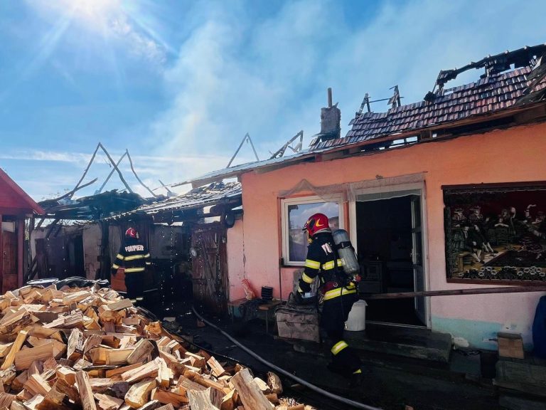 ULTIMA ORĂ/FOTO: Incendiu devastator pornit de la acoperișul unei case și extins la o anexă