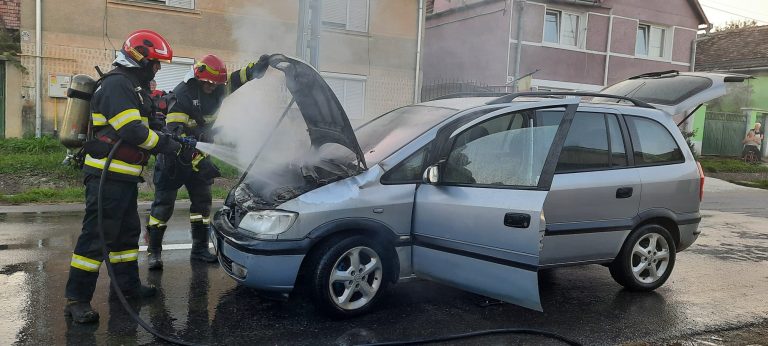 ULTIMA ORĂ/FOTO: Incendiu izbucnit la un autoturism. O femeie a avut nevoie de asistență medicală