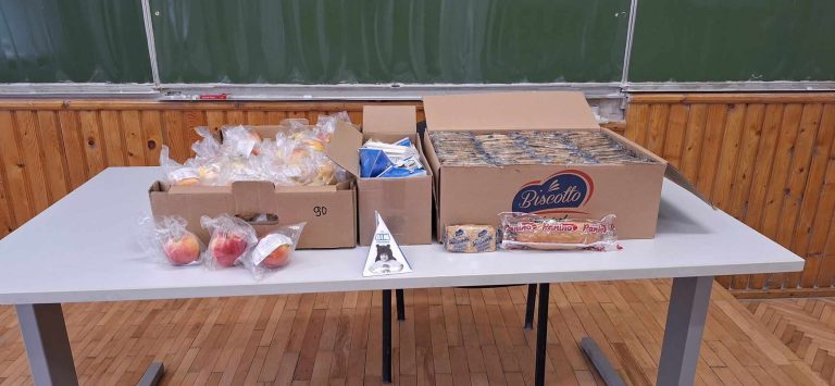 Elevii din județul Sibiu primesc din prima zi a noului an școlar lapte, corn, iaurt, biscuiți și mere