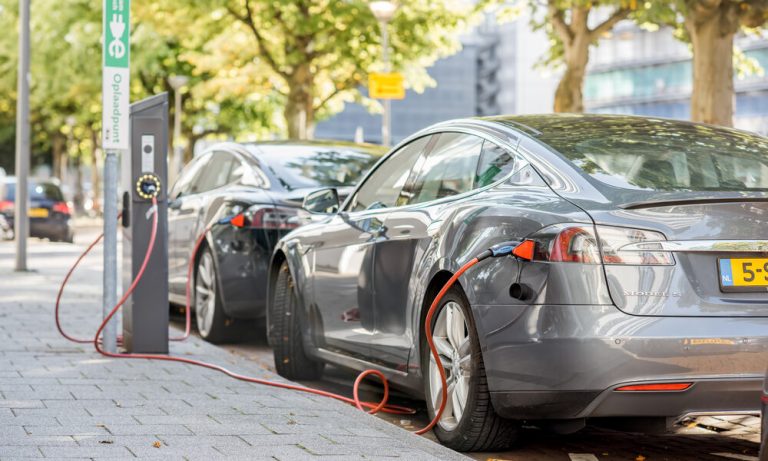 O țară are mai multe mașini electrice decât pe benzină