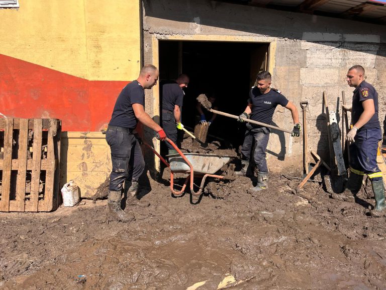 FOTO: Pompierii sibieni și-au încheiat acțiunea misiunea în Galați. „Au găsit acolo oameni triști, cărora le-a fost distrusă munca de o viață”