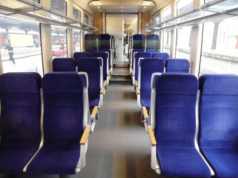 Peste 80 de trenuri vor staționa aproape 5.000 de minute în noaptea de sâmbătă spre duminică în România