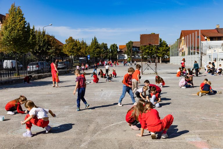 Sute de copiii din Sibiu se mobilizează pentru „Ziua Inimii” prin creativitate și conștientizare
