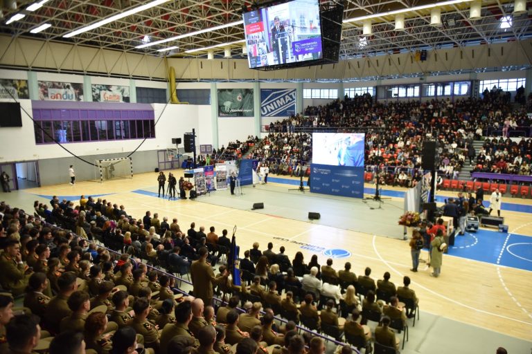 Foto: Sala Transilvania, arhiplină la deschiderea anului universitar: Peste 2.000 de studenți prezenți