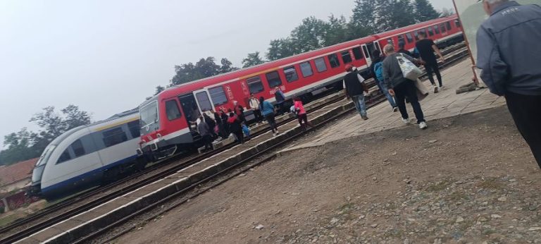 Sute de navetiști lăsați cu ochii în soare la propriu pe linia de CF Sibiu-Mediaș. InterRegio tace