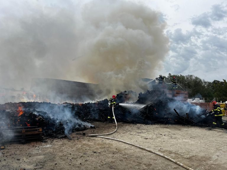 ULTIMA ORĂ/FOTO: Incendiu uriaș la un depozit de materiale de construcții
