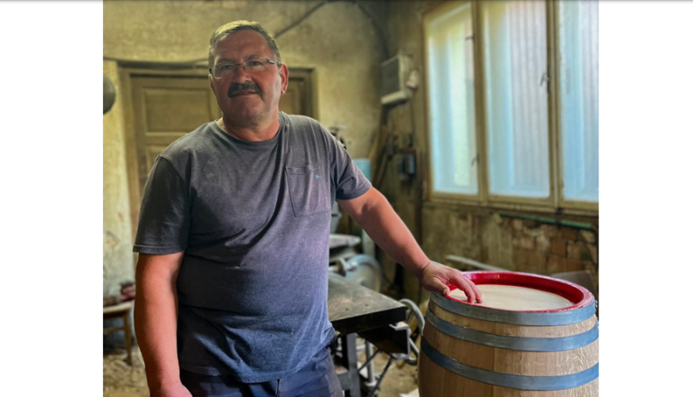 Liviu Scrob, unul dintre puținii dogari ai Sibiului, păstrează vie tradiția meșteșugului: „Mă iau cu gândul că lumea va reveni la tradiționalul butoi de lemn”