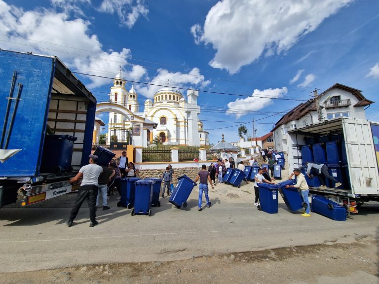 A început livrarea recipientelor pentru colectarea selectivă a deșeurilor în Mărginime și Valea Secașelor