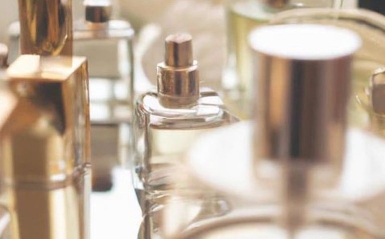 ALERTĂ SANITARĂ: Mai multe parfumuri de la branduri de renume conțin o substanță chimică