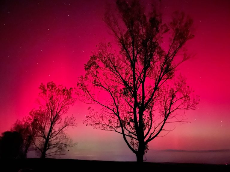 FOTO SPECTACULOS: Cum s-a văzut aurora boreală în județul Sibiu, la Păuca și Șelimbăr