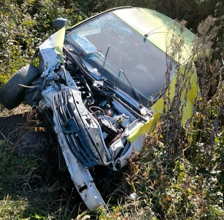ULTIMA ORĂ/FOTO: Autoturism spulberat de un tren în județul Sibiu