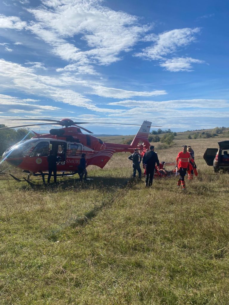 ULTIMA ORĂ/FOTO: Bărbat preluat de elicopterul SMURD după ce a căzut cu motocicleta într-o pădure
