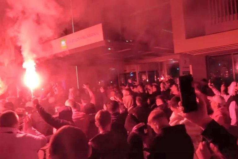 FOTO/VIDEO: Fanii lui Dinamo au făcut show total în fața hotelului din Sibiu în care erau cazați jucătorii