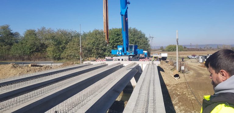 FOTO: Au fost montate grinzile noului pod din Arpașu de Sus