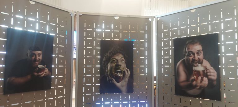 Viciile umane ilustrate într-o expoziție de fotografie