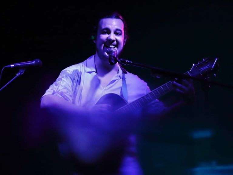 Evi Adrian, tânărul care face muzică din orice