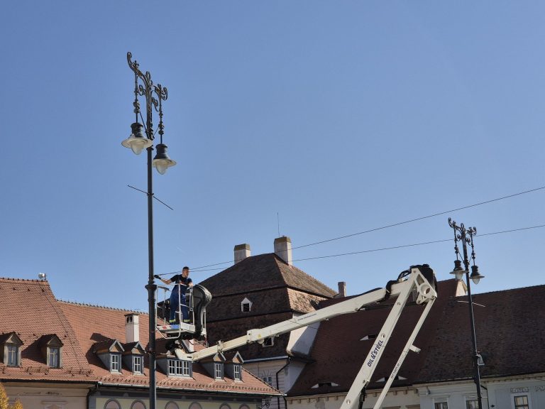 FOTO: A început împodobirea Sibiului pentru Sărbătorile de Iarnă. Care sunt noutățile