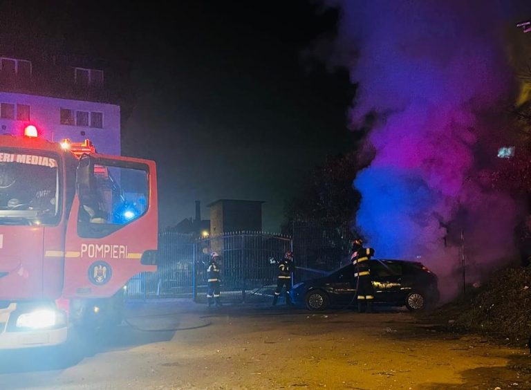 ULTIMA ORĂ/FOTO: O mașină a fost cuprinsă de flăcări