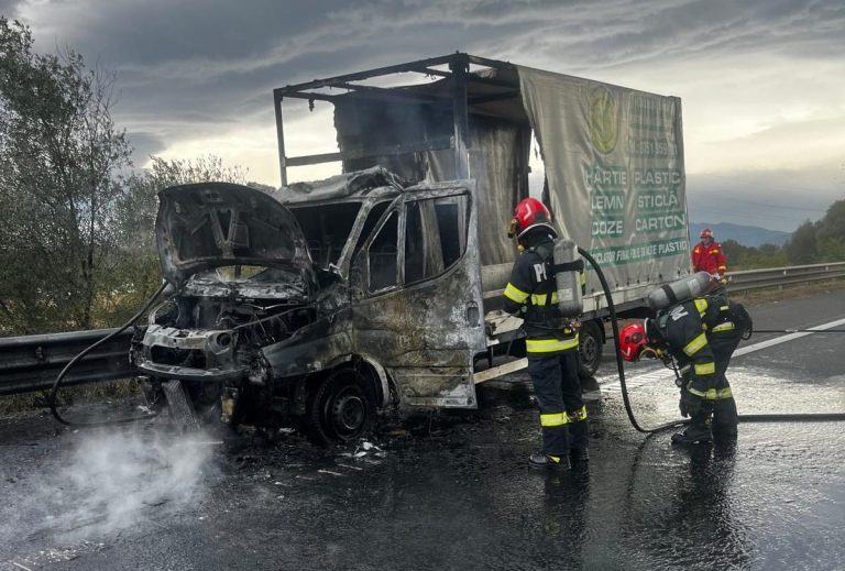 ULTIMA ORĂ/FOTO: Incendiu violent pe A1. O autoutilitară a fost distrusă de un incendiu