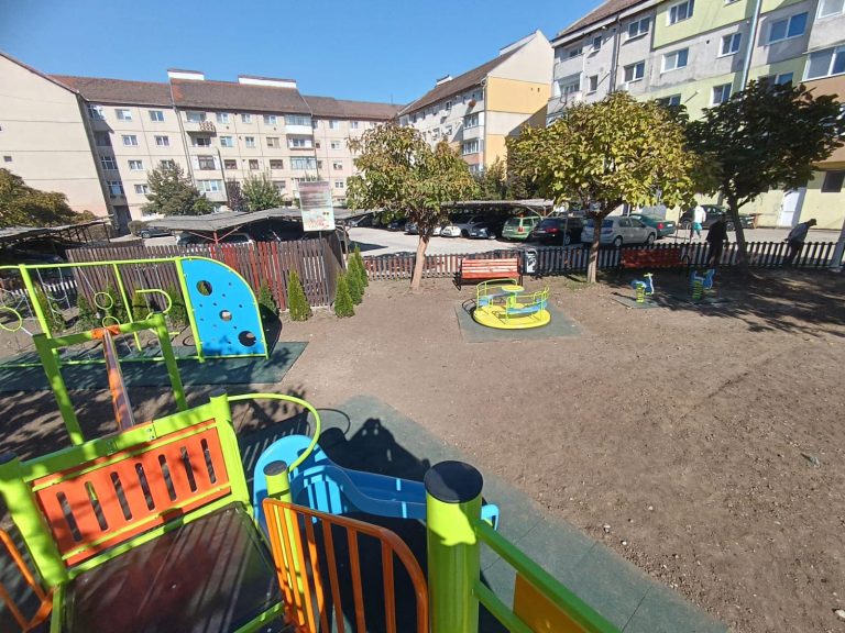 FOTO: Un nou loc de joacă pentru copiii din Mediaș. Lucrările au fost finalizate