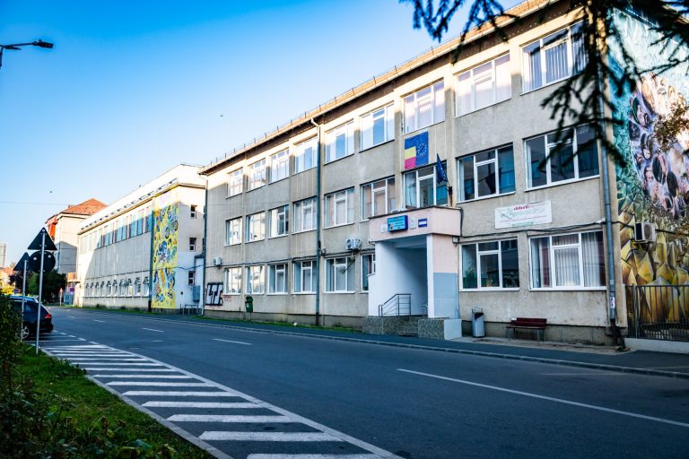 ULTIMA ORĂ: Încep lucrările la Liceul Onisifor Ghibu. Elevii vor învăța în structuri modulare în curtea liceului