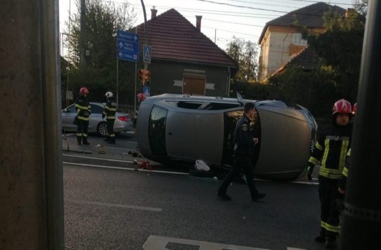 FOTO: Un tânăr din Sibiu cu alcoolemie uriașă s-a răsturnat cu mașina