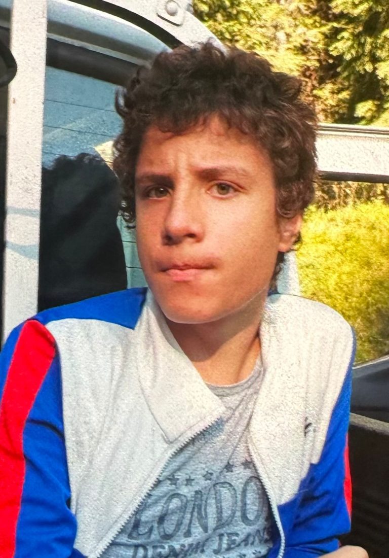 ULTIMA ORĂ/FOTO: Minor din Sibiu cu afecțiuni medicale, dispărut de acasă / UPDATE: Copilul a fost găsit