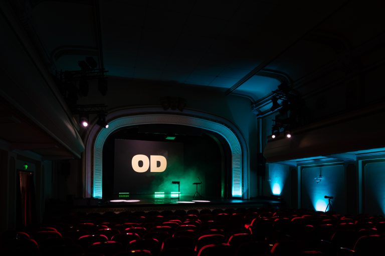 Oamenii Dreptății ajung în Sibiu cu un spectacol de storytelling, muzică și teatru