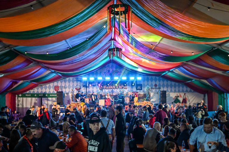 Sărbătoare bavareză la Sibiu: Oktoberfest 2024 în Piața Obor