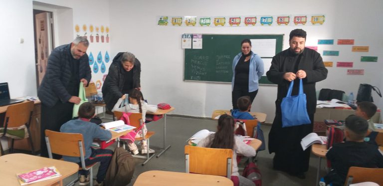 FOTO: Elevii din Brateiu și Buzd au primit rechizite și produse de igienă