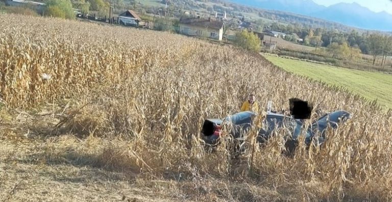 ULTIMA ORĂ/FOTO: Un polițist sibian a ajuns cu mașina pe un teren agricol. Agentul a fost transportat la spital