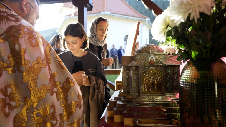 FOTO: Moaștele Sfântului Gheorghe de la Cernica au ajuns la Gura Râului