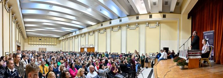 Casa Armatei a fost luată cu asalt de cei care au venit să participe la conferința Părintelui Constantin Necula