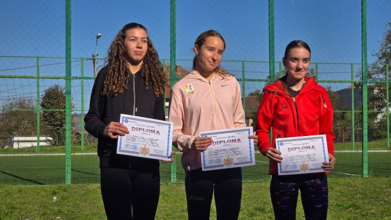 FOTO: Performanțe de excepție pentru atleții și karatistele Liceului Teoretic „Axente Sever” Mediaș