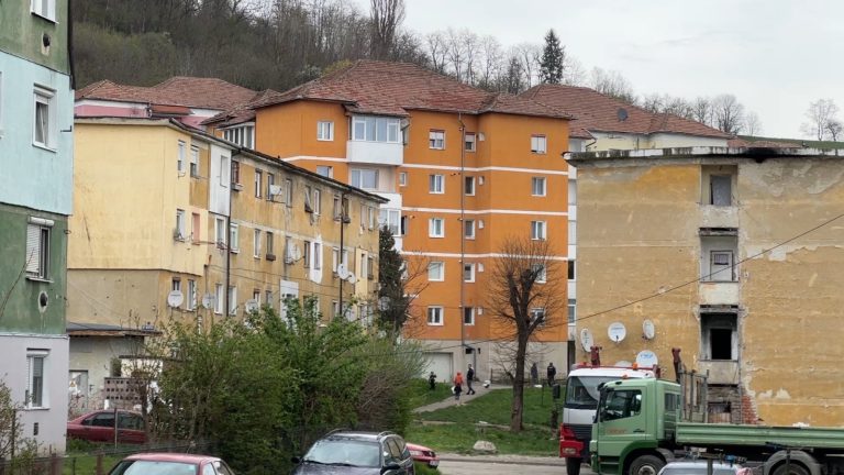 FOTO: 8 familii care locuiesc ilegal în două blocuri din Mediaș vor fi evacuate