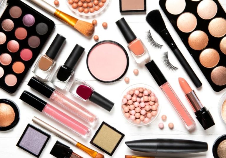 ALERTĂ SANITARĂ: Substanțe chimice nocive, detectate în sute de produse cosmetice în România