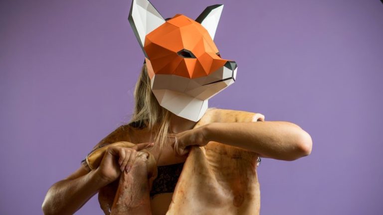 VIDEO: Fenomenul therianilor a ajuns și în România. Persoanele se identifică și se îmbracă în urși, pisici sau câini