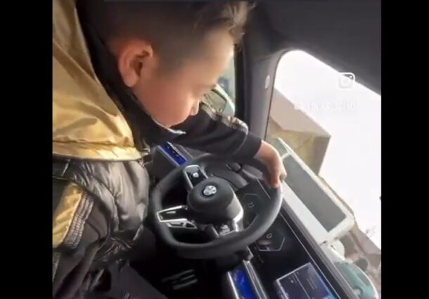 FOTO/VIDEO: Nu ne mai facem bine. Copil de 10 ani filmat în timp ce conduce un BMW