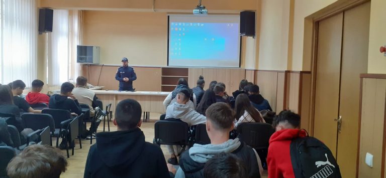 FOTO: Polițiștii și jandarmii, la licee din Sibiu și Săliște